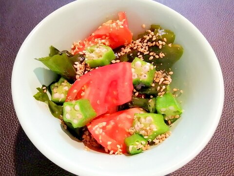 トマトとオクラの海藻サラダ